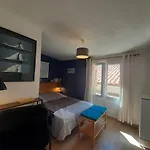 דירה 2 Pieces Lumineux Style Loft Dans Le Quartier *